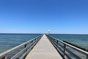 A wooden pier extending into the water with a clear sky above. - Holiday apartment with 1 bedroom (Kühlungsborn)