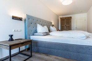 Ein Schlafzimmer mit Bett, Nachttisch und einer Wandleuchte.
