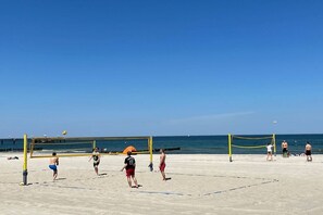 A beach volleyball court with players and a net. - Holiday apartment with 1 bedroom (Kühlungsborn)