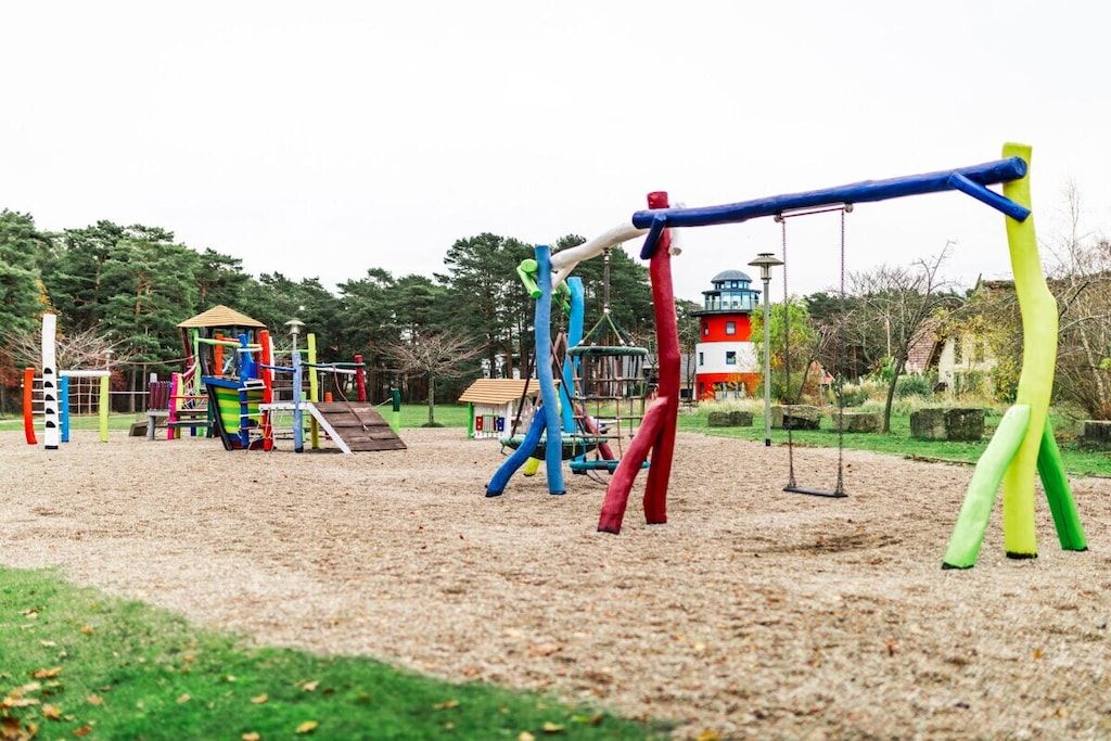 Un’area giochi con diverse strutture, tra cui altalene e scivoli.