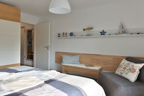 Ein Schlafzimmer mit einem Bett, einem Nachttisch und einem Regal mit Dekorationen.