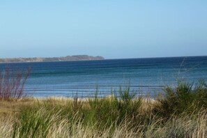 A coastal landscape with a clear view of the sea and distant land. - Holiday home with 3 bedrooms (Breege\/ Juliusruh OT Breege)
