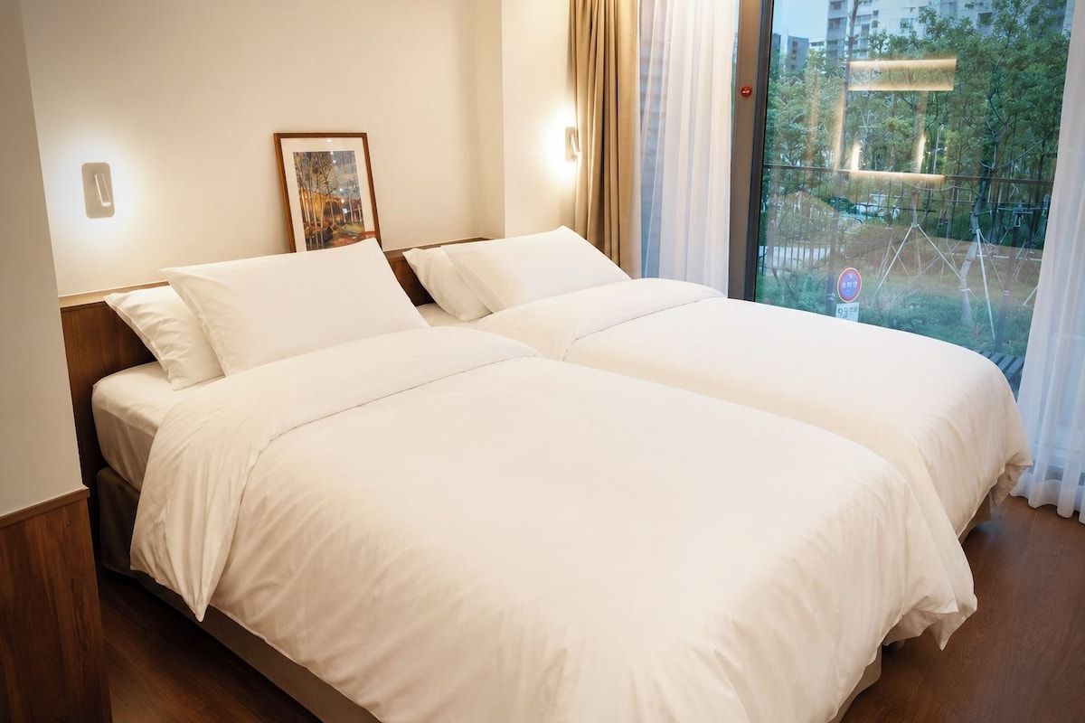 Phòng 2 giường đơn Cao cấp, ban công, quang cảnh công viên | Bộ đồ giường cao cấp, chăn bông, két bảo mật tại phòng, bàn 