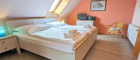 Travel cot, free WiFi