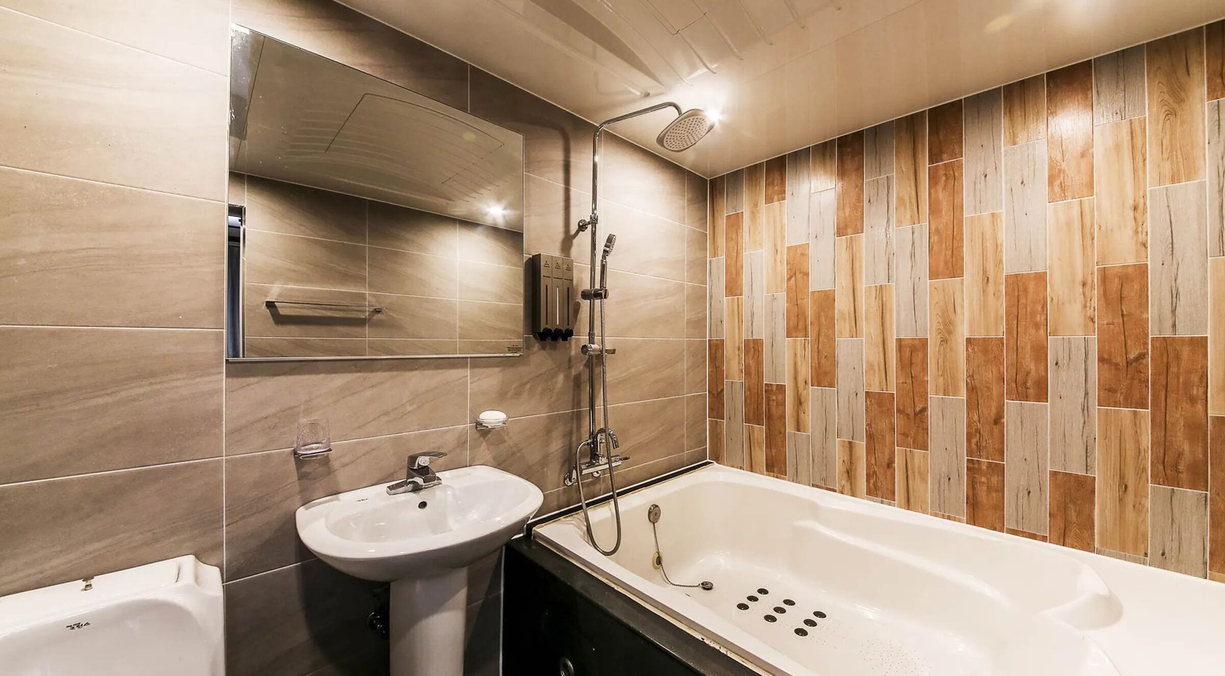 Deluxe Double Room | Bathroom