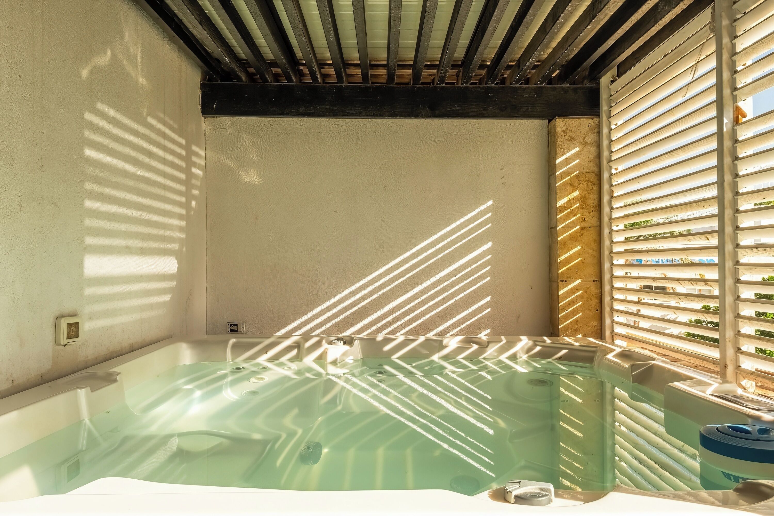 Bañera de hidromasaje cubierta