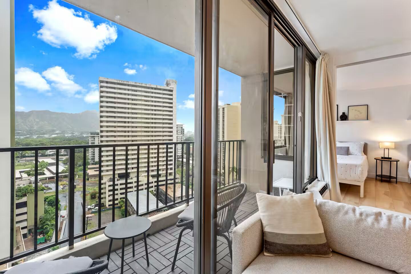 16F-Stunning Waikiki Banyan DiamondHead View-1BR w/Parking