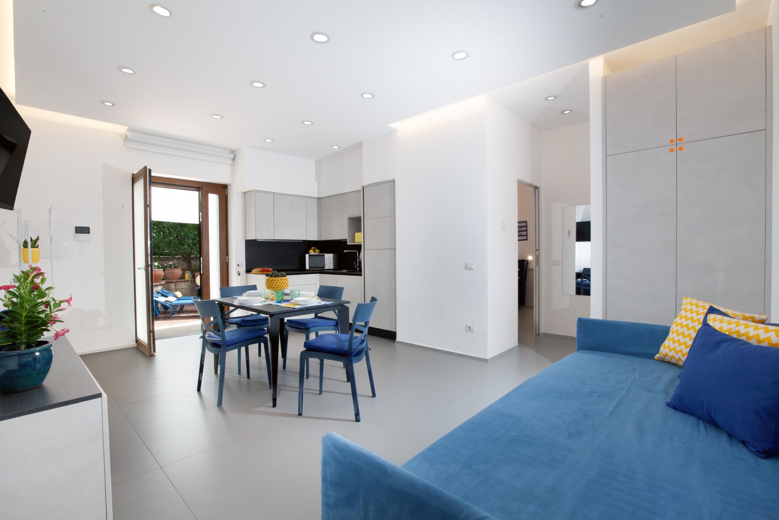 Ein modernes Interieur mit Essbereich, Küche und Wohnbereich.