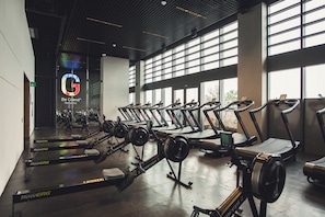 A gym with multiple treadmills, rowing machines, and exercise bikes. - AC, 2 bedrooms, 2 bathrooms, fully equipped kitchen, high speed internet, comfy beds. (Centro)