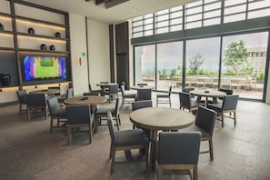Dining - AC, 2 bedrooms, 2 bathrooms, fully equipped kitchen, high speed internet, comfy beds. (Centro)