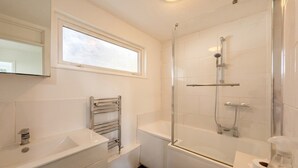 A bathroom with a shower, toilet, and sink. - Pet-Friendly 3-Bed House with Garden · Sleeps 6 in Headington, Oxford (Headington)