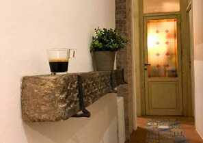Eine Steinstufe mit einer Kaffeetasse und einem Blumentopf.