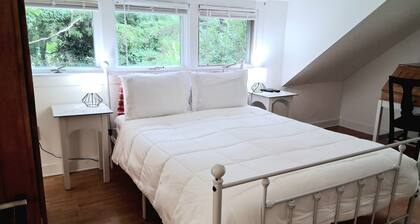 Cozy 1-bedroom cottage in peaceful Brewster with AC
