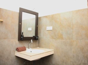Un baño con lavamanos, espejo, toalla y un letrero que dice 'GOOD MORNING'.