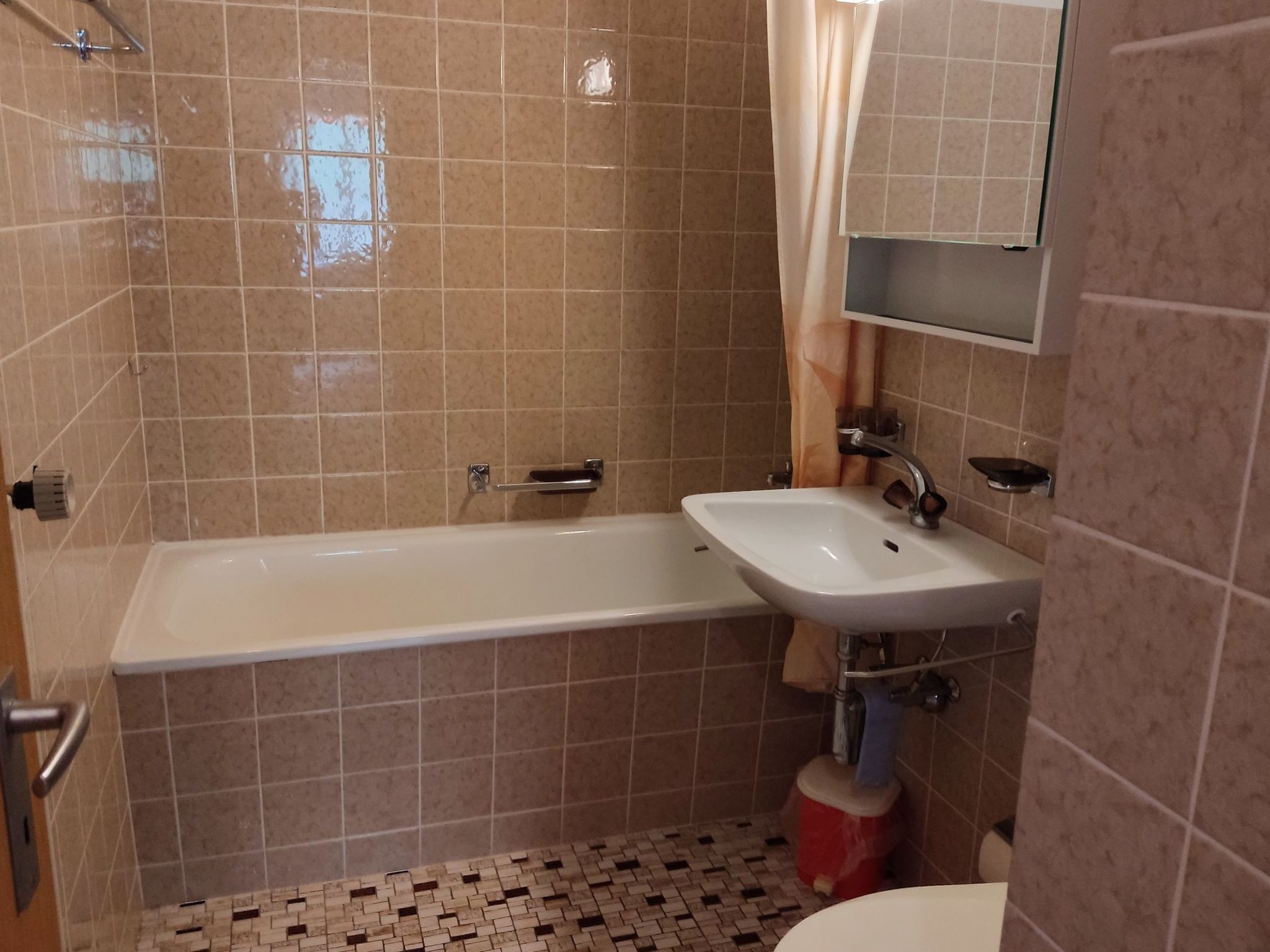 Un baño con bañera, lavabo e inodoro.