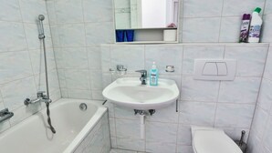 Ein Badezimmer mit Badewanne, Waschbecken und Toilette.