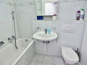 Un bagno con una vasca, un lavandino e un water.