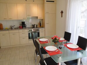 Een moderne keuken met een eethoek.