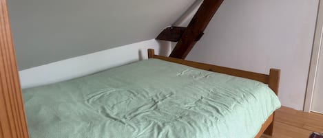WiFi (free), bed sheets