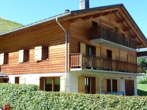 A two-story wooden building with a balcony on the upper floor. - Chalet for 12 in the heart of ArÃªches-Beaufort (Arêches-Beaufort)