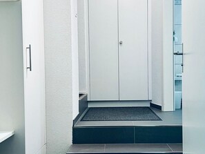 Ein modernes Badezimmer mit Dusche, Toilette und Waschbecken.