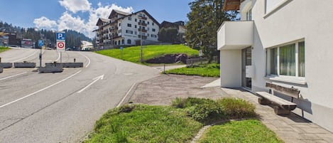 Un espace de stationnement avec un restaurant en arrière-plan.