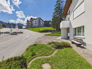 A parking area with a restaurant in the background.