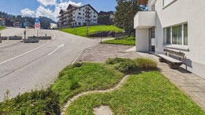 Un'area di parcheggio con un edificio ristorante sullo sfondo.