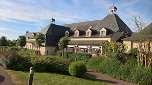 Ein großes Gebäude mit zahlreichen Fenstern und einem markanten Turm.