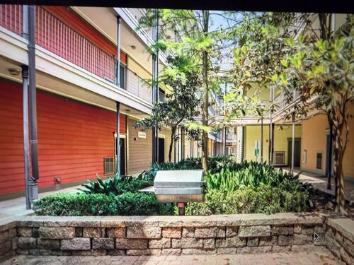 Tiger Condo at LSU!  Walk to Tiger Stadium & PMAC!