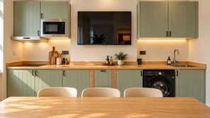 Private kitchen - Spacious 3BR Walk to Camden, Euston & King’s Cross (Greater London)