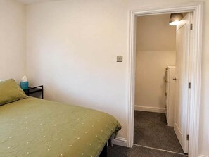 Ein Schlafzimmer mit einem Bett, einem Nachttisch und einem Schrank.