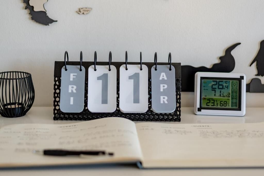 Un calendario de pared con la fecha 'FRI 11 APR' y un reloj digital que marca la hora.