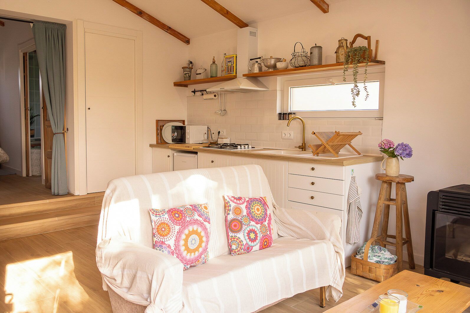 Uma sala de estar aconchegante com um sofá, uma mesa de centro de madeira e uma lareira.