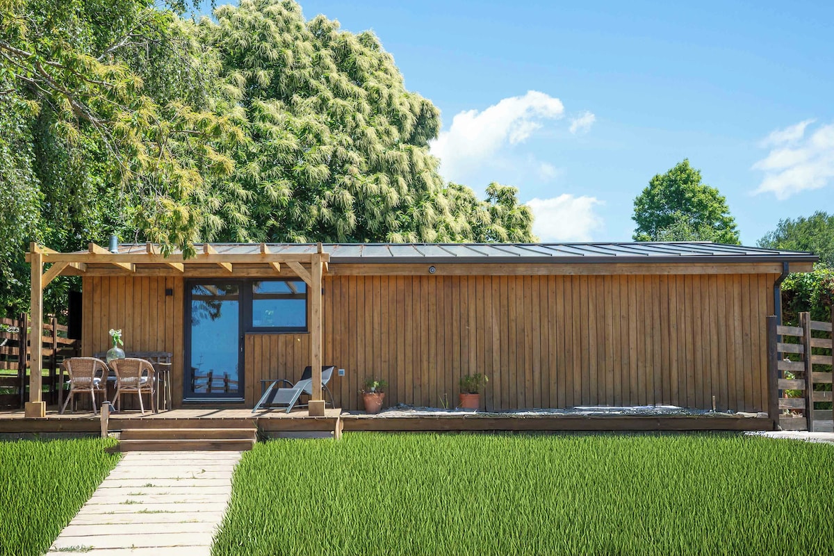 Family Cabin, Sea View | Laptop workspace, blackout curtains, free WiFi