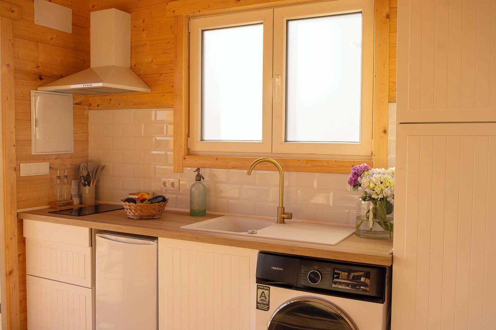 Cabaña Confort, vistas a la playa | Cocina privada | Frigorífico grande, microondas, placa de cocina y utensilios de cocina