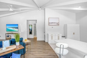 Ein modernes Interieur mit einer Küche, einem Essbereich und einem Wohnbereich.