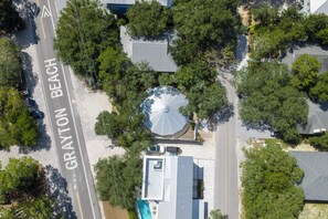 Eine Vogelperspektive auf ein Wohngebiet mit einer Straße namens 'GRAYTON BEACH'.