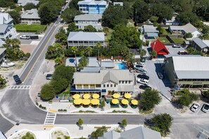 Ein Luftbild zeigt ein Hotel mit Swimmingpool, mehreren Speiseräumen und einem Parkplatz.