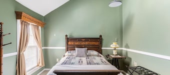1890 Restored Barn - Cozy, Warm, Relaxing, Near to ABV Airport with unique stay!