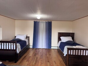 3 bedrooms, Internet, bed sheets - Lakeshore Villa / Lake Views / Private Pool & Family-Friendly Comfort (Leeds)