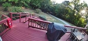 Outdoor dining - Lakeshore Villa / Lake Views / Private Pool & Family-Friendly Comfort (Leeds)