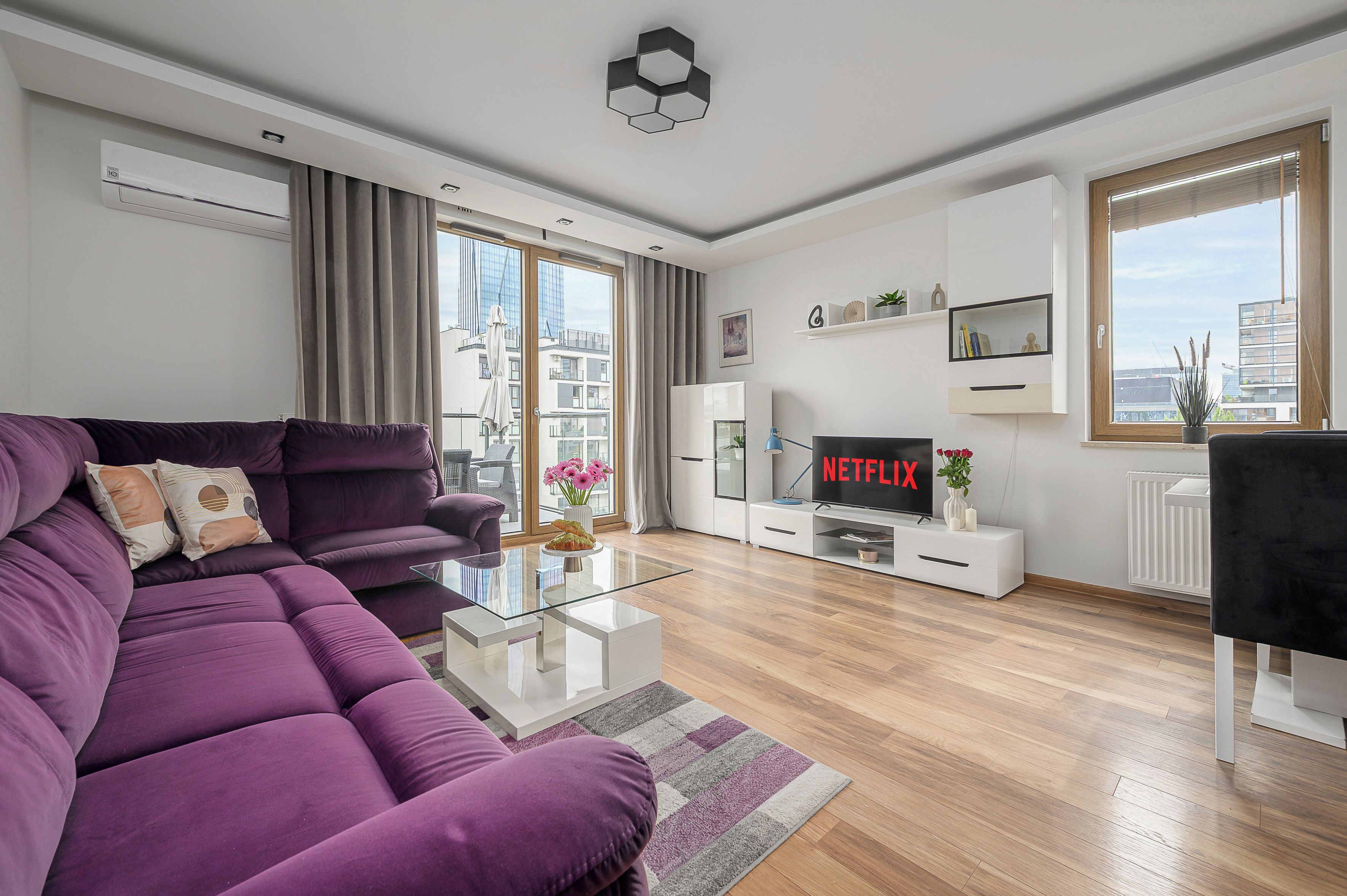Departamento de lujo, 2 habitaciones, vista al patio | Área de sala de estar | Televisión, Netflix, películas con cargo y servicios de streaming 