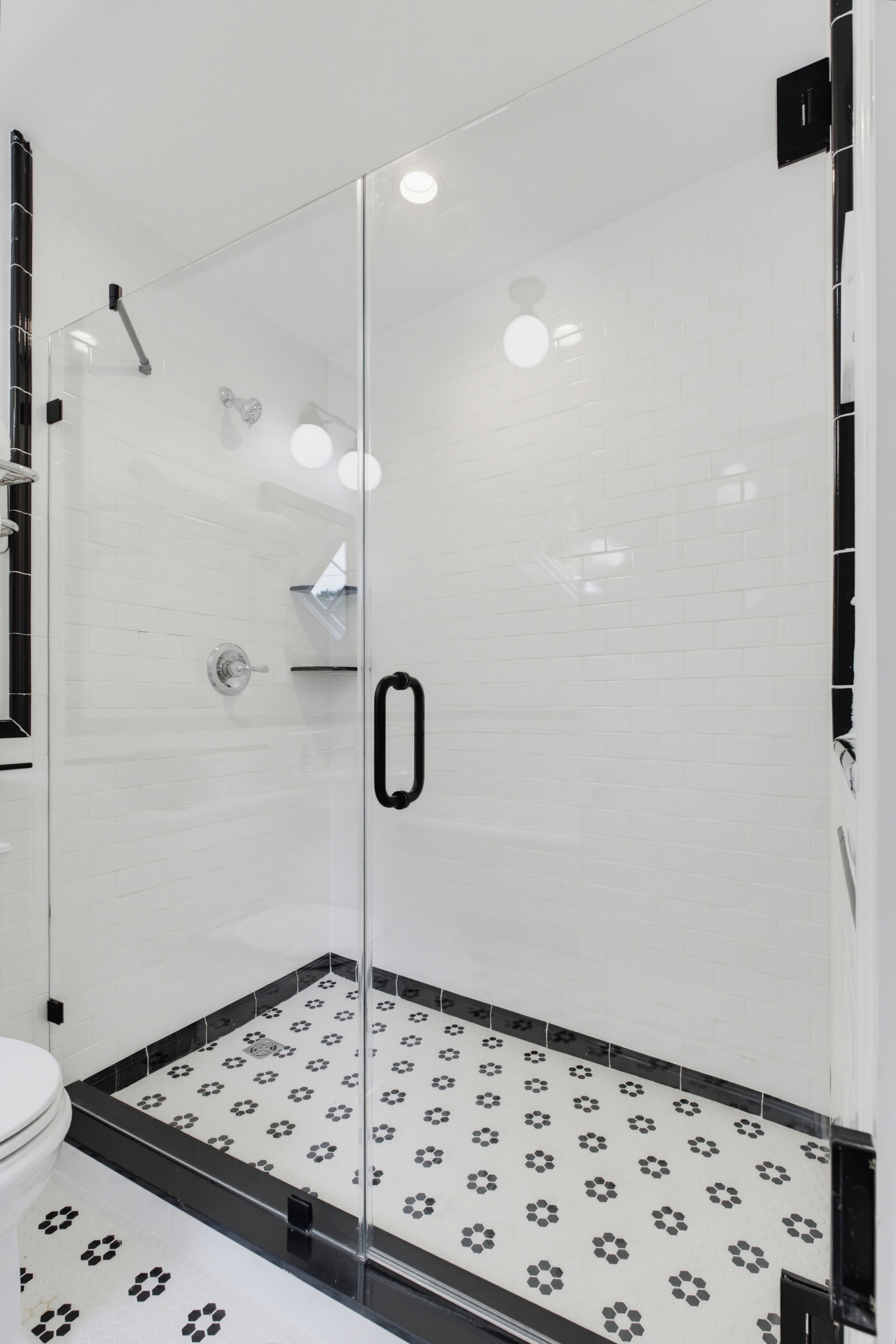 Basic Single Room | Bathroom | Free toiletries, hair dryer (on request), heated floors (bathroom)