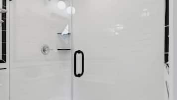 Basic Single Room | Bathroom | Free toiletries, hair dryer (on request), heated floors (bathroom)