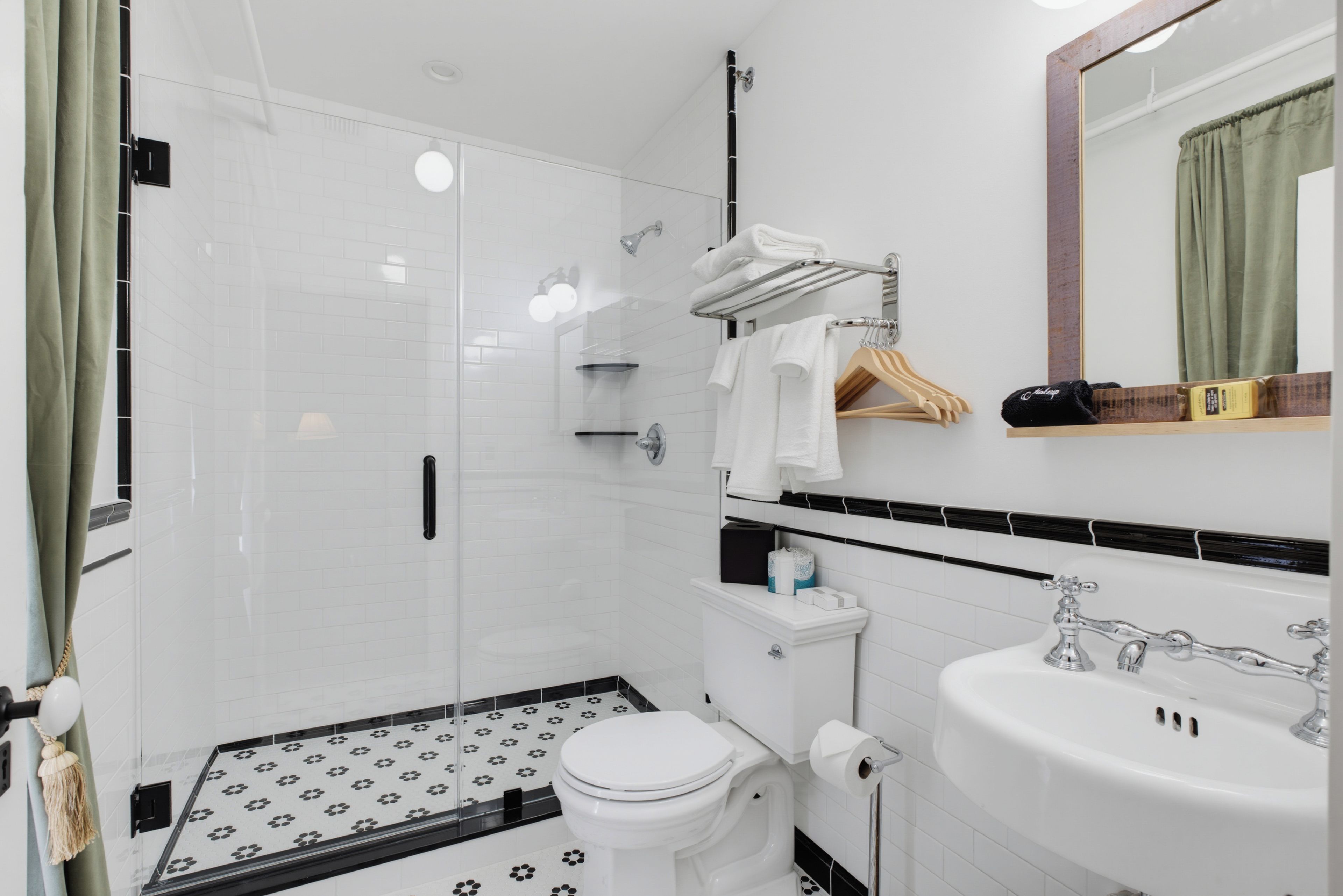 Ein modernes Badezimmer mit Dusche, Toilette und Waschbecken.