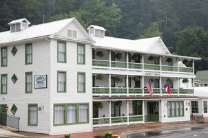 Un edificio de dos pisos con un letrero que dice 'Jarrett House' y una bandera.