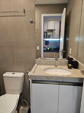 A bathroom with a toilet, sink, and shower. - F4.009 | Practicality, charm and comfort/Carneiros (Tamandaré)