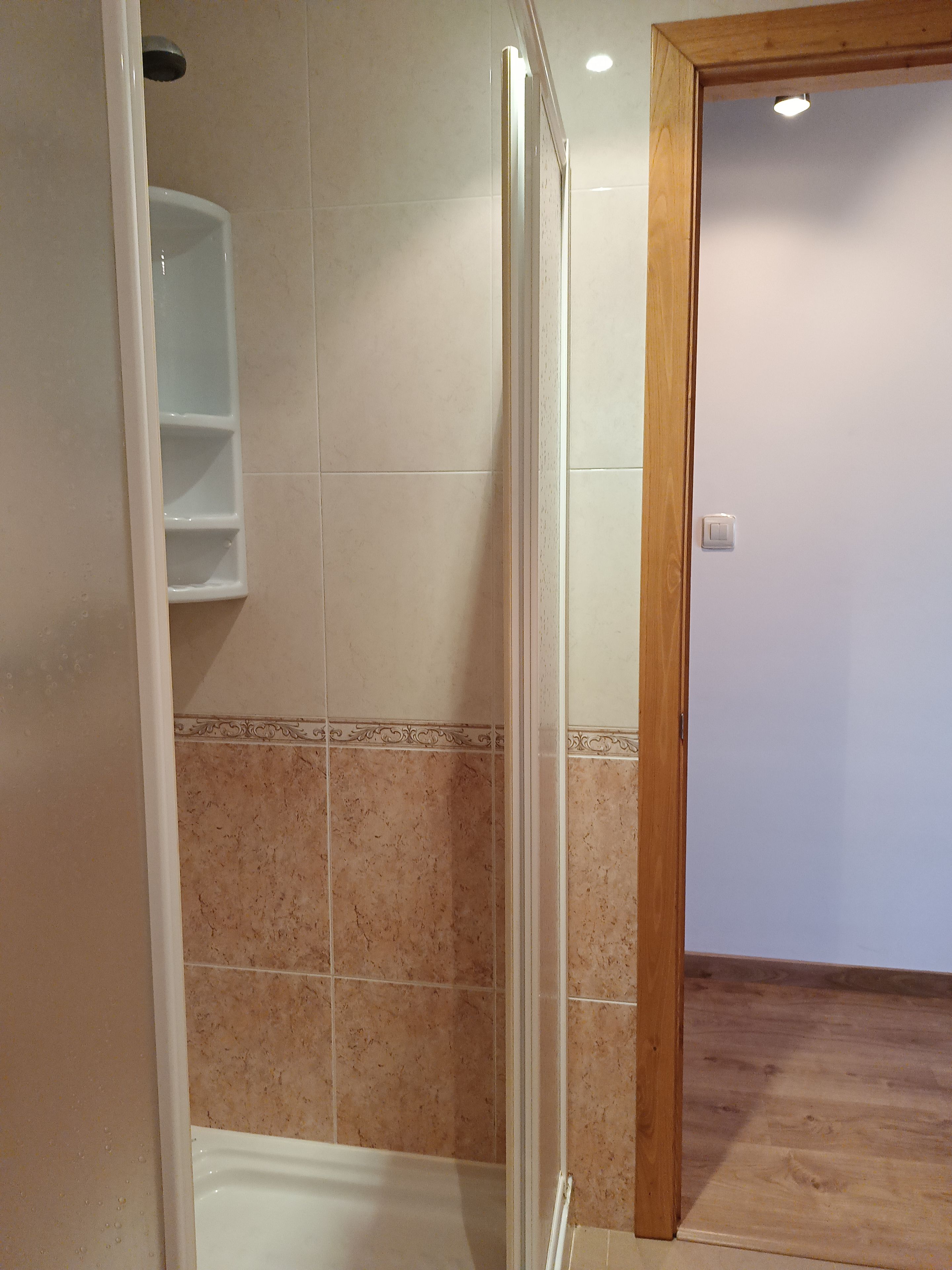 Comfort-Dreibettzimmer, eingeschränkter Meerblick | Badezimmer