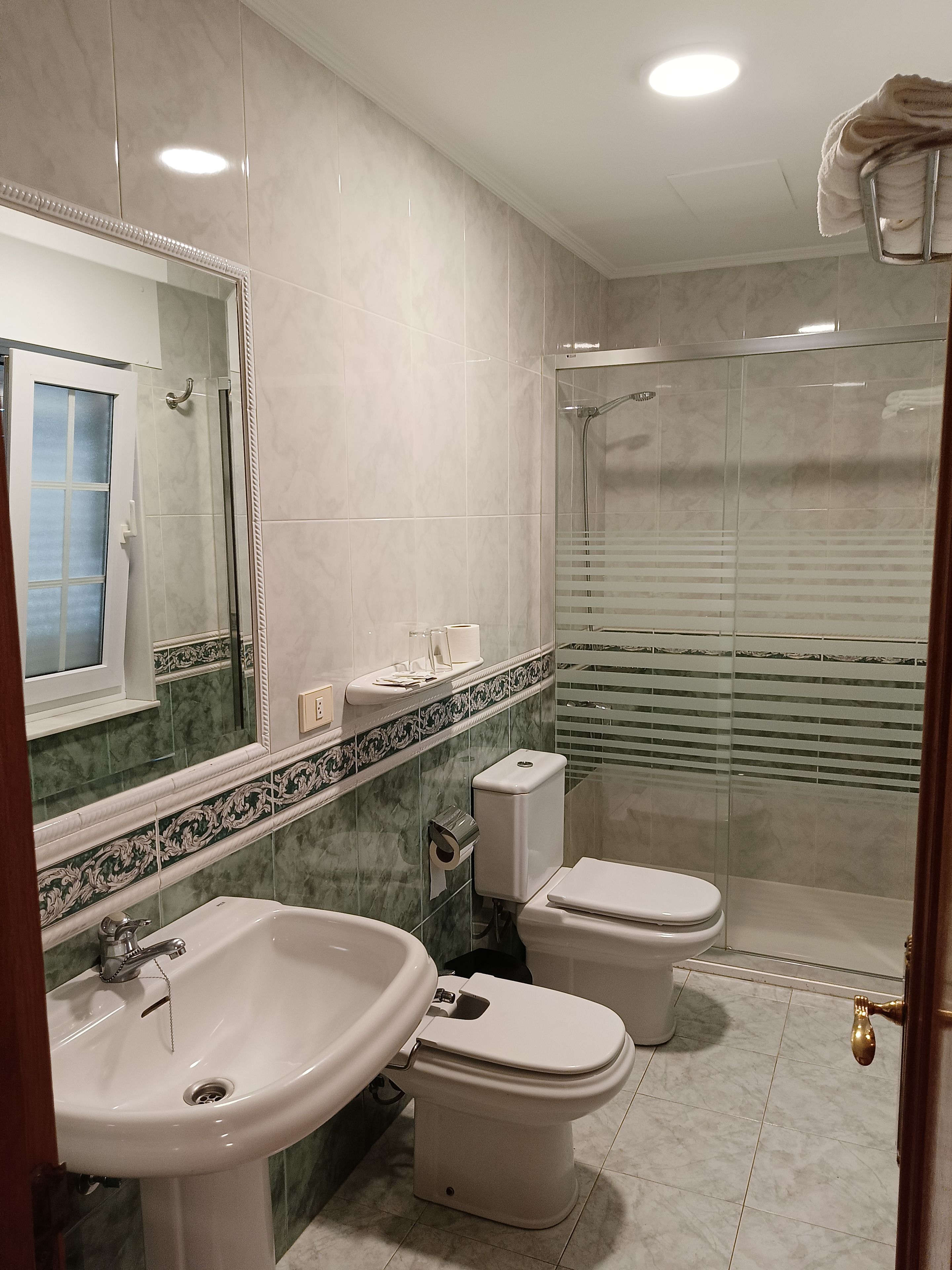 Comfort tweepersoonskamer, gedeeltelijk uitzicht op zee | Badkamer | Handdoeken, zeep, shampoo, toiletpapier